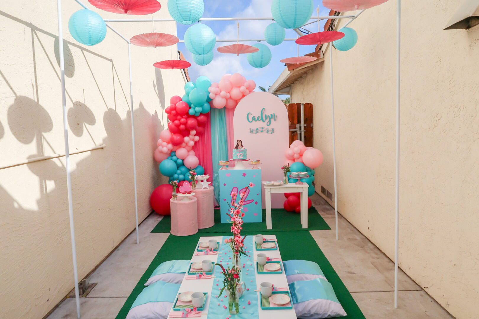 A table with balloons and other decorations on it.