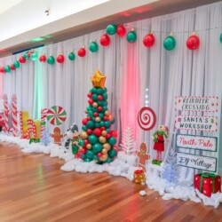A room decorated for christmas with balloons and lights.
