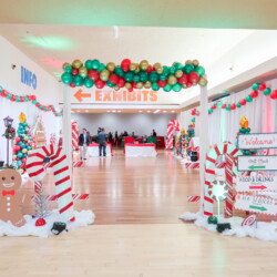 A room with christmas decorations and balloons