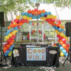 A table with balloons and decorations on it.