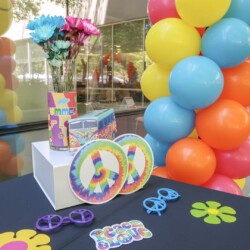 A table with balloons and decorations on it.