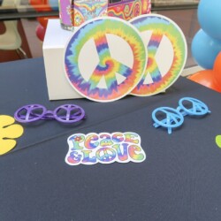 A table with some decorations and glasses on it
