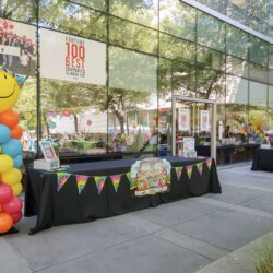 A table with balloons and decorations on it.