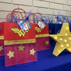 A table with several bags of gift bags on it.