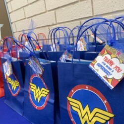 A table with several bags of gift bags on it.