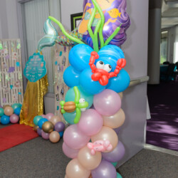 A balloon column with balloons and decorations in the shape of sea animals.