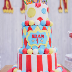 A circus themed birthday cake with the name kian on it.